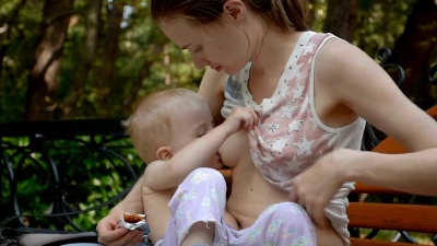 一位年轻的妇女在用母乳喂养她的小宝宝
