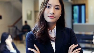 商业女性为工作而微笑