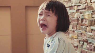 小女孩哭了，真的很情绪化