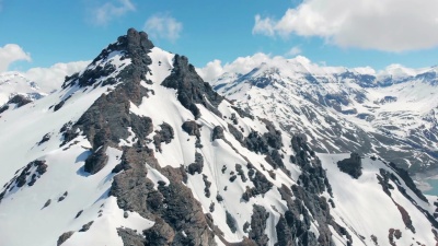 空中 接近高山顶峰飞行