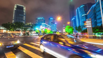 哈尔滨市中心道路交叉口夜间交通。Timelapse  超延迟