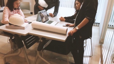 亚洲商界女性和团体使用笔记本电脑为商业伙伴在会议上讨论文件和想法，商业女性微笑工作愉快