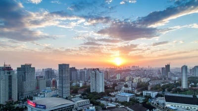 日落.武汉市保利广场的延时摄影.高楼大厦的平日景观