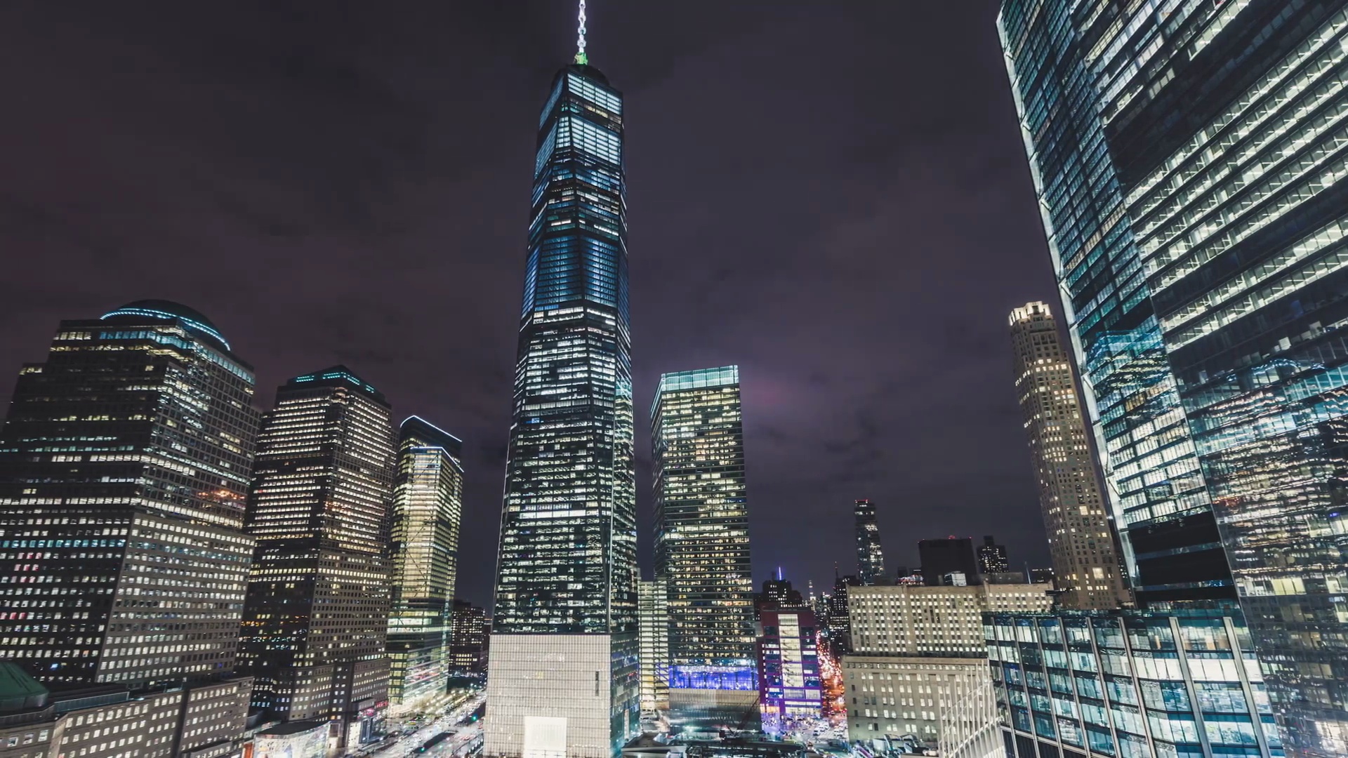 T/L LA PAN夜间在曼哈顿照亮摩天大楼(世界贸易中心一号)/NYC