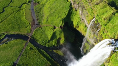 4K空中电影夏季Seljalandsfoss在冰岛南部地区，Seljalandsfoss的一部分有其起源的火山冰川Eyjafjallajökull