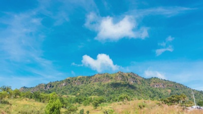 晴朗的蓝天和浩瀚的山峰，Phetchabun。
