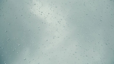 雨点落在窗子上，天空乌云密布。