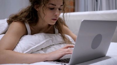 愤怒的女性对笔记本电脑的工作问题感到不满