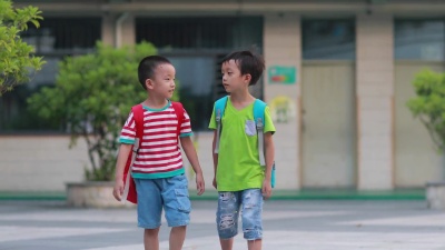 孩子们步行上学