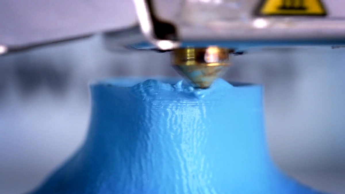 3D打印机的打印头，打印过程中喷嘴的极端特写
