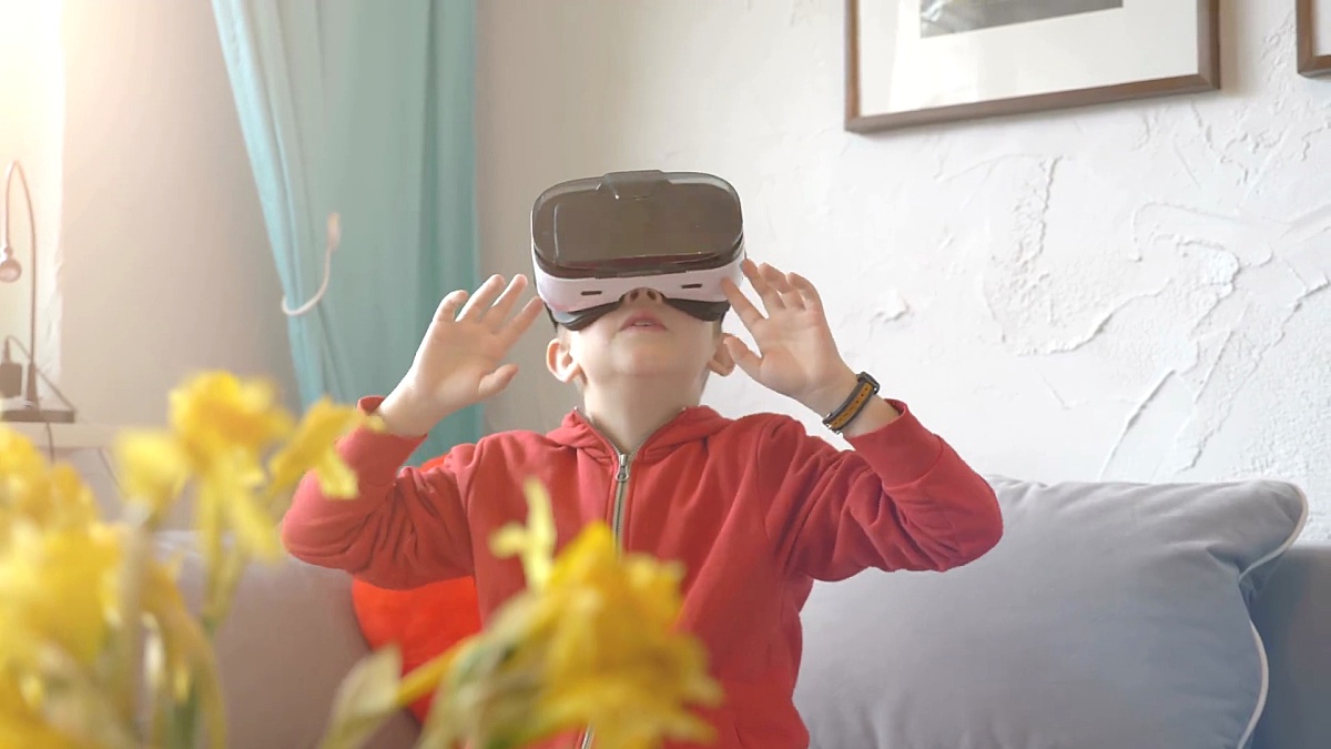 男孩探索虚拟现实和玩 慢动作游戏的视频