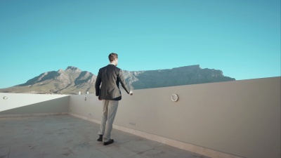 住在顶层公寓里的男人俯瞰着这座城市