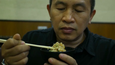 亚洲男人吃食物