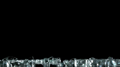 钻石和水晶掉落到地板上。黑色背景。慢动作