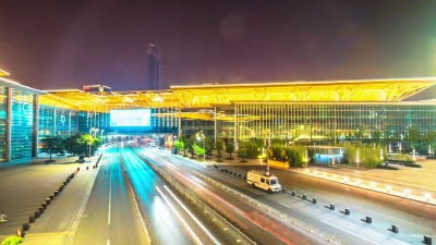 繁忙的道路与现代城市中心区的现代建筑在夜间消逝