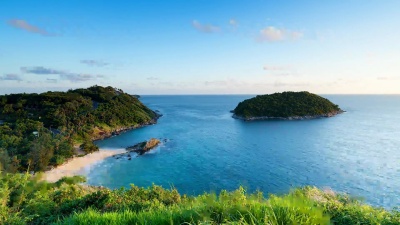 从早到晚有岛屿的海滩；延时摄影