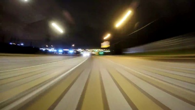 夜间城市交通中的汽车