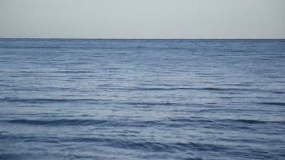 风平浪静的蓝色海洋或小波涛
