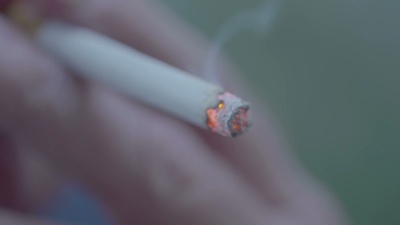 近距离抽烟