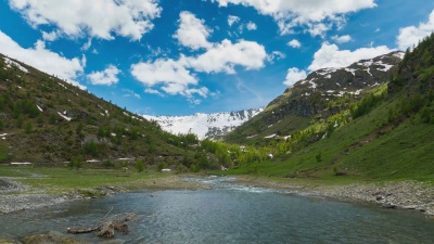 时光流逝:山间溪流流淌在绿色山谷中