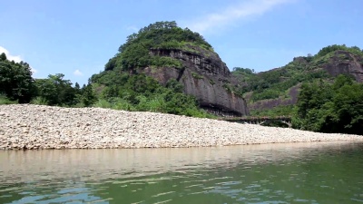 竹筏在九曲江上漂流。