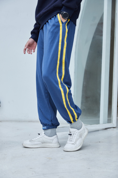 服饰系列写实蓝色黄条运动裤上身展示
