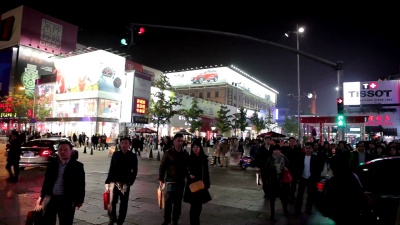 走在北京王府井大街上的人们