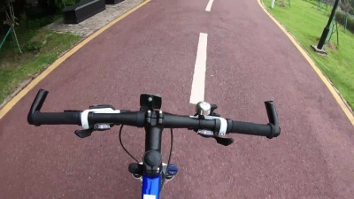 经验丰富的骑自行车者在自行车道上骑自行车，在公园里免提骑自行车