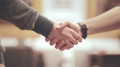 男人的握手。两个男人友好的握手。握手客户端