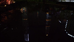夜光照亮广州市闹市区巨型大厦池塘反射全景 