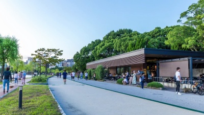 人们在公园周围散步和慢跑的延时摄影