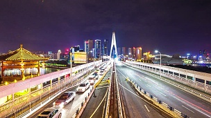 晚上重庆标志性大桥上的交通。时间间隔