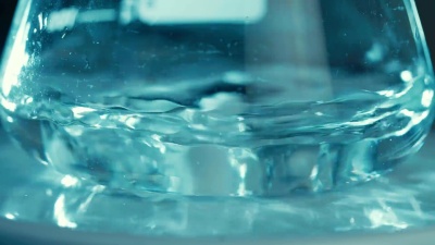 实验室技术人员在实验室中混合化学品的慢动作