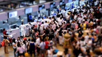 机场 拥挤买票。高清格式。