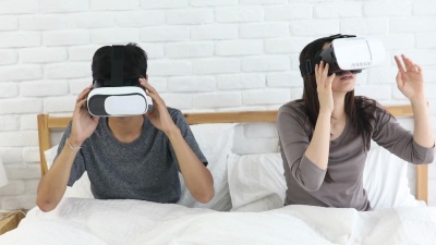 在卧室里使用VR眼镜的夫妇
