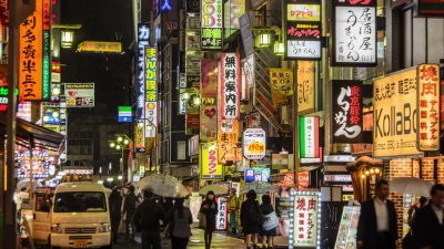  Timelapse 日本东京，晚上歌舞伎上的人群。