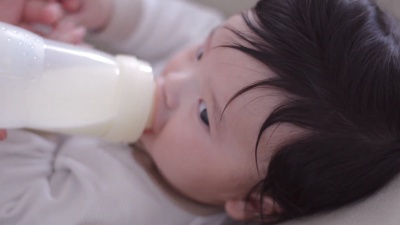 在家用奶瓶喂亚洲宝宝