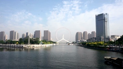 天际线和天津的现代建筑在河岸，实时。