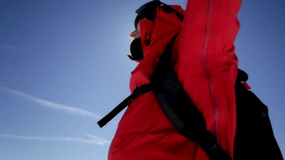 登山者在山顶上欢呼