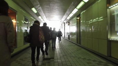 在隧道中行走的人