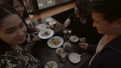 涩谷朋友餐厅慢动作，日本东京。