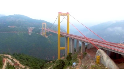 绕着悬索桥飞翔，连接在中国桂州的山间。航空视频