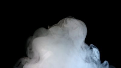 白色烟雾隔离在黑色背景上