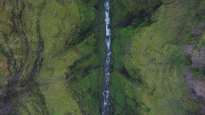 冰岛峡谷中的河流