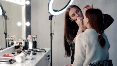 一个在工作室里化妆的造型师美女