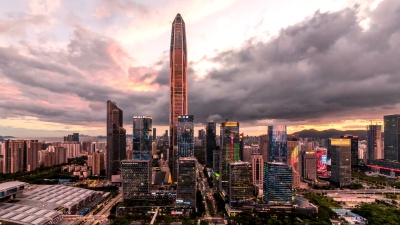 深圳现代建筑天际线从黄昏到夜晚/中国深圳。