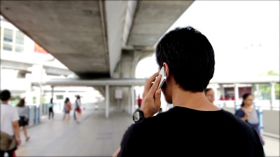 亚洲男性使用智能手机城市场景