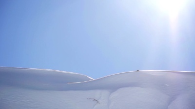 滑雪者跳下悬崖