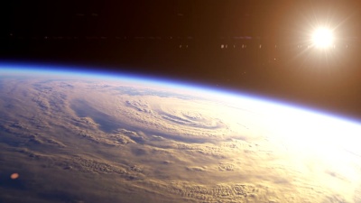 太空飞越地球