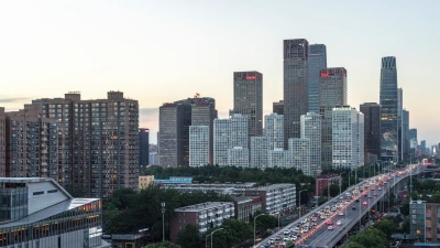 繁忙的道路与现代城市中心区的现代建筑延时摄影